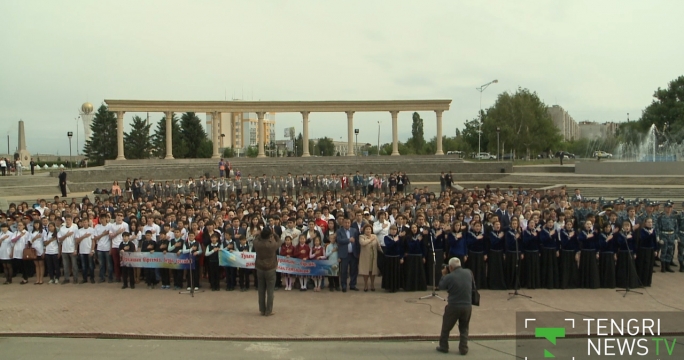Более тысячи жителей Усть-Каменогорска исполнили гимн Казахстана