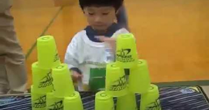 Трехлетний мальчик ловко управляется со стаканами