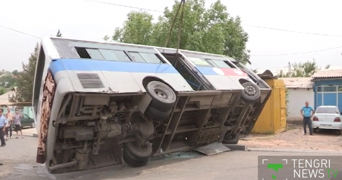 Пассажиры перевернувшегося в Шымкенте автобуса чудом остались живы