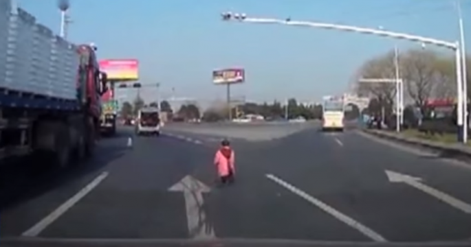 В Китае ребенок выпал из машины прямо на трассе 