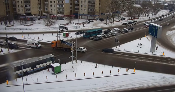 Водитель грузовика чудом избежал ДТП на перекрестке в Караганде 