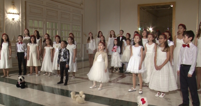 Детский хор "Астана Опера" посвятил мамам попурри