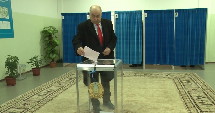 Секретарь КНПК Косарев проголосовал одним из первых в Астане
