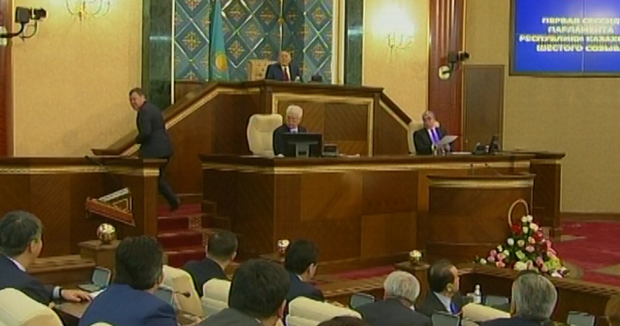 Новый депутат перепутал трибуну и президиум в зале Парламента 