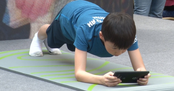9-летний казахстанец установил мировой рекорд по удержанию "планки"