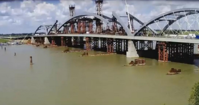Поднятие арки строящегося моста в Павлодаре сняли в таймлапс