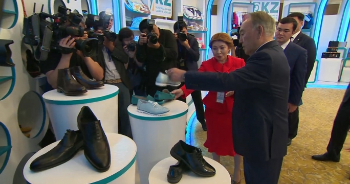 Назарбаев порекомендовал мужчинам носить казахстанскую обувь