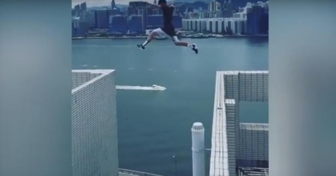 Экстремал совершил прыжок без страховки между 25-этажными небоскрёбами