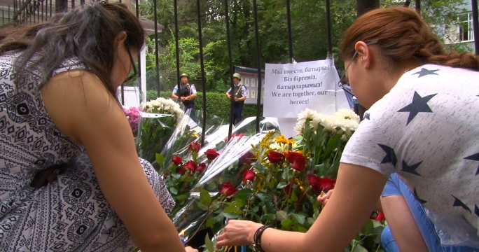 Казахстанцы скорбят по погибшим при теракте в Алматы