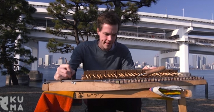 Музыкальный инструмент из палочек для еды сделал японский композитор
