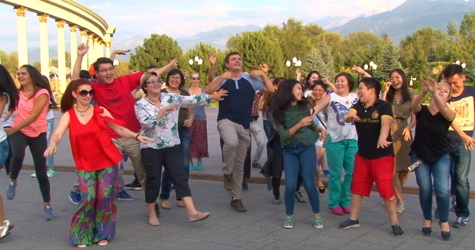 Американский путешественник станцевал свой знаменитый танец с алматинцами