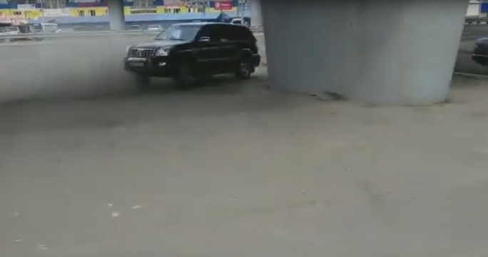 Внедорожник врезался в бетонную опору в Алматы