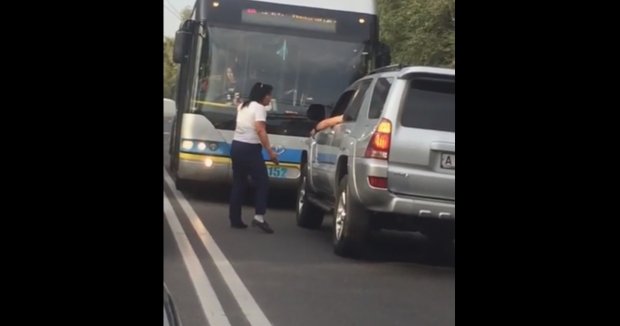 Выехавший "на встречку" троллейбус снял очевидец в Алматы