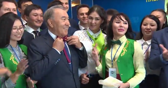 Президент примерил галстук-бабочку, подаренный студентами в Павлодаре