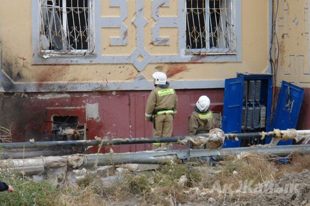 Сотрудники ДЧС на месте взрыва. Фото с сайта azh.kz 