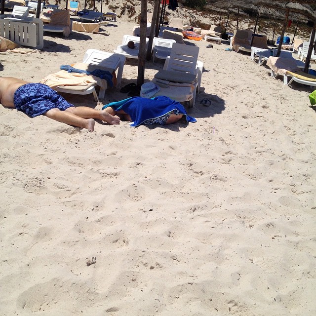 Число жертв стрельбы на пляже в Тунисе возросло до 27