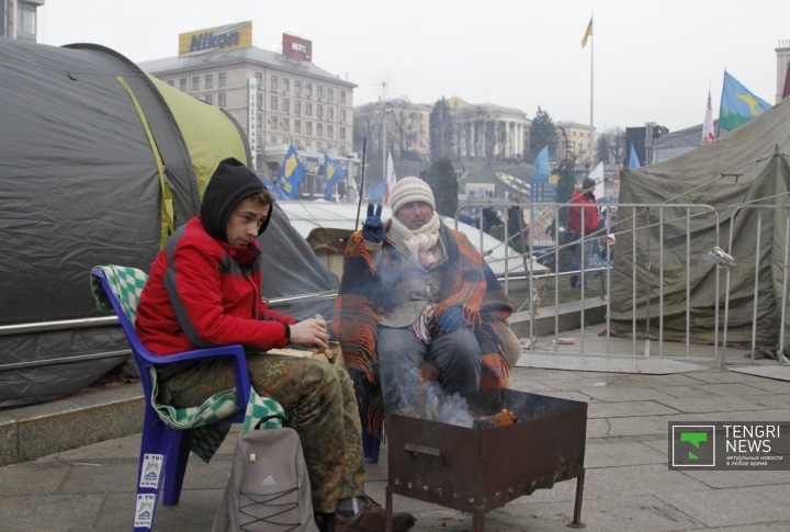 Промозглая погода не могла остудить пыл митингующих, но греться приходилось у костров.
©Владимир Прокопенко