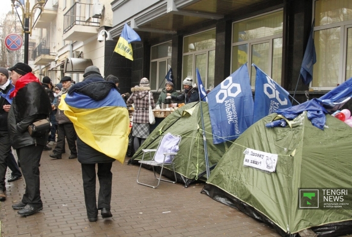 Митинги продолжались и ночью.
©Владимир Прокопенко