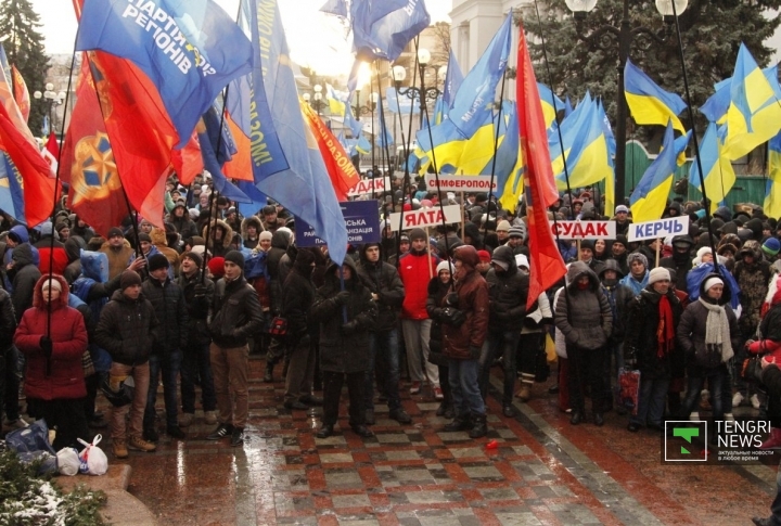 Однако в численности сторонники Януковича проигрывали евромайданцам. ©Владимир Прокопенко