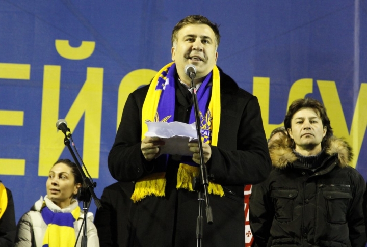 Экс-президент Грузии Михаил Саакашвили прибыл на Украину поддержать митингующих на Майдане. Он посоветовал участникам акций протеста быть стойкими и верить в то, что они стоят не за политиков, а за свою страну, за лучшую жизнь для себя и своих детей. 
©Владимир Прокопенко