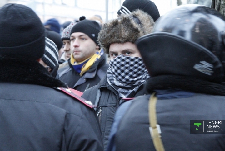 Плотными шеренгами они окружили Майдан по периметру.
©Владимир Прокопенко