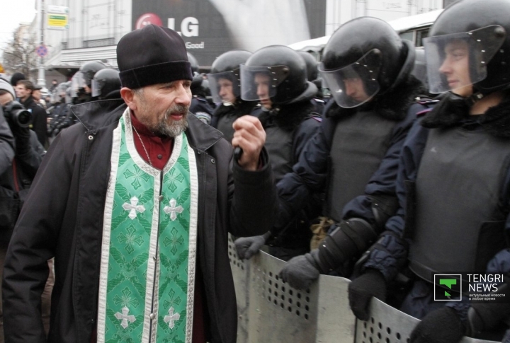 Батюшка объясняет милиционерам, что они должны защищать свой народ.
©Владимир Прокопенко