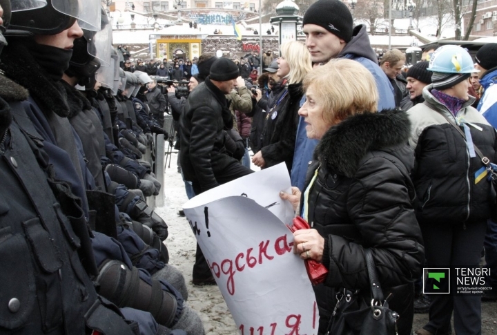 Митингующие сдерживают наступление милиции. ©Владимир Прокопенко