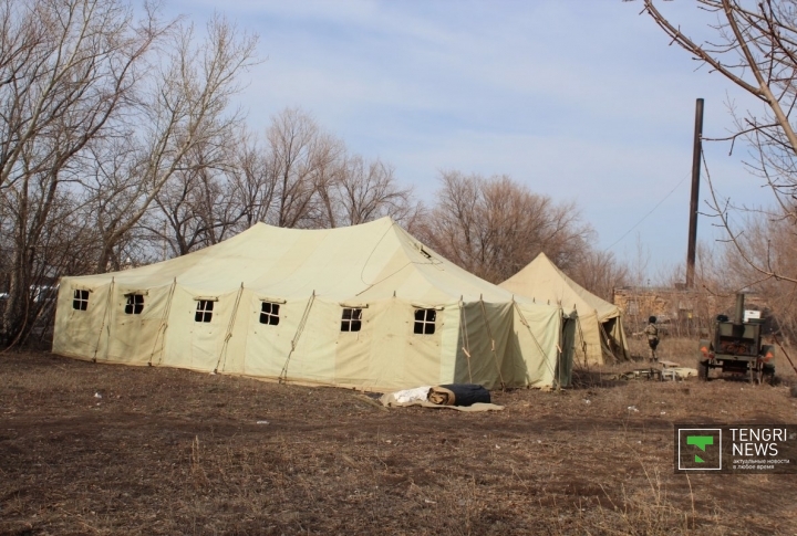 Бойцы внутренних войск развернули палаточный городок.