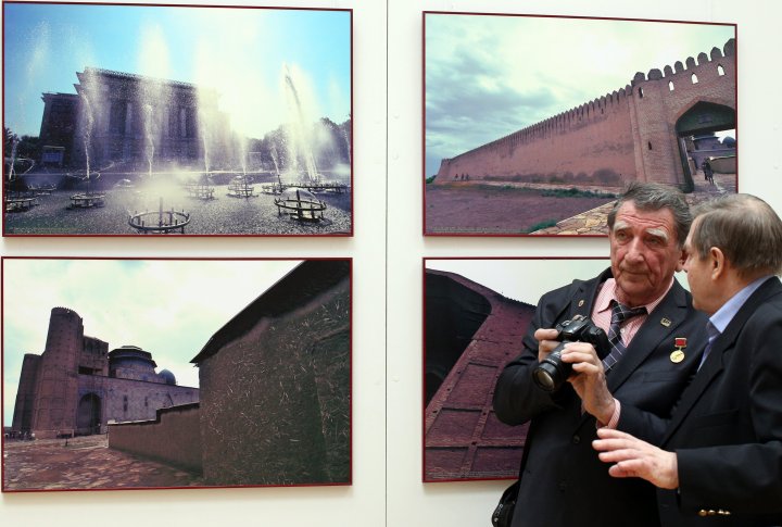 Президент алматинского фотоклуба “Медео” Валерий Коренчук на выставке.