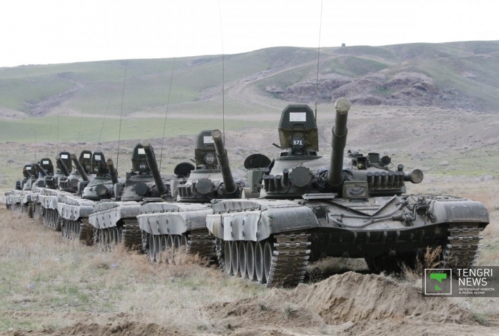 Тяжелая техника - танки Т-72, вооруженные гладкоствольной 125-миллиметровой пушкой.