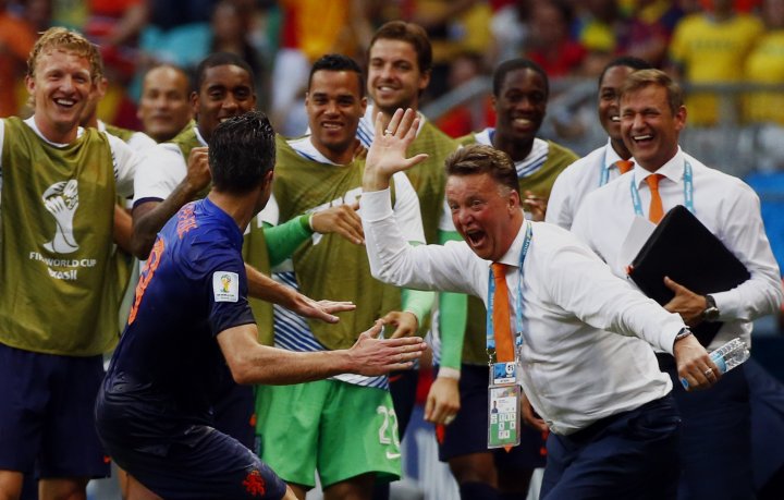Робин ван Перси и тренер команды Нидерландов Луис ван Гаал празднуют победу в матче с Испанией. ©REUTERS