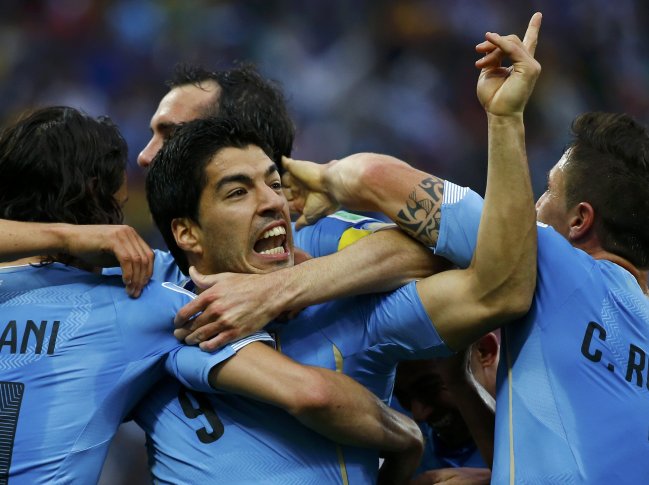 Уругваец Луис Суарес празднует гол в ворота команды Англии. ©REUTERS