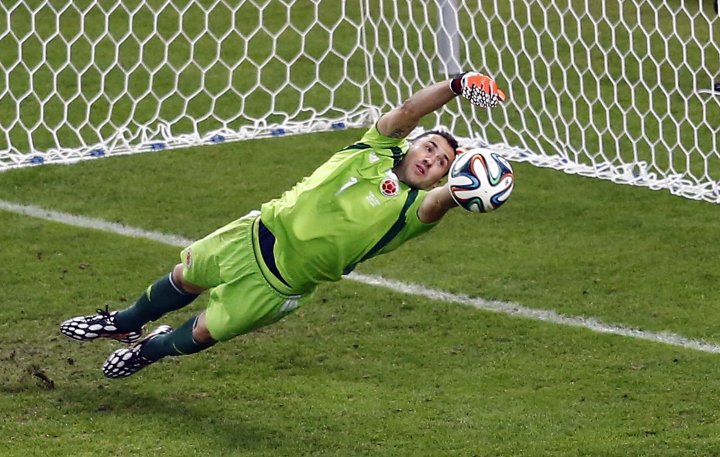 Вратарь сборной  Колумбии Дэвид Оспина спасает свои ворота в игре против Уругвая. ©REUTERS