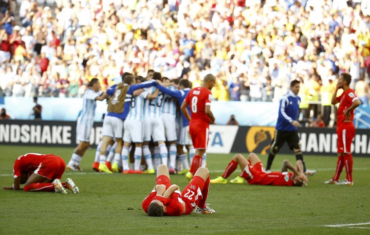 Игроки сборной Швейцарии переживают поражение в матче с Аргентиной. ©REUTERS