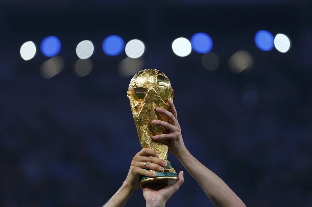 Команда Германии празднует победу в финале Кубка мира на стадионе "Маракана" в Рио-де-Жанейро 13 июля 2014 года. ©REUTERS 