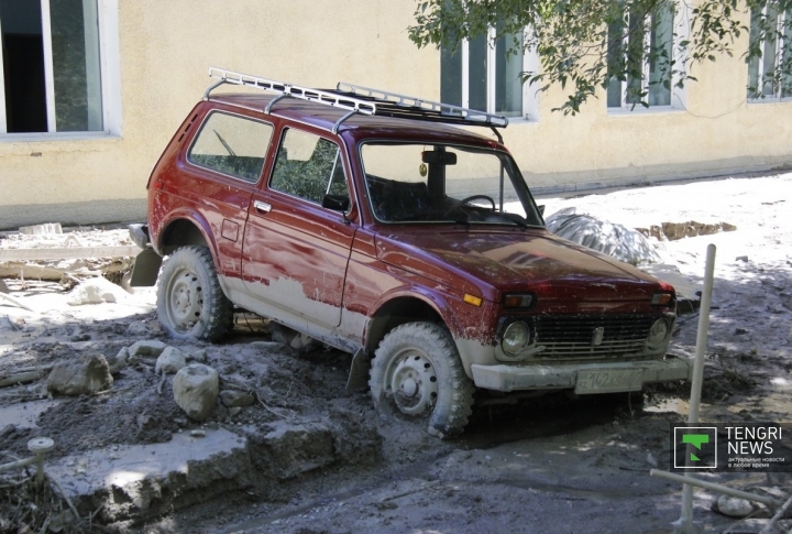 Жильцы не успели отогнать автомобили. ©Дмитрий Хегай