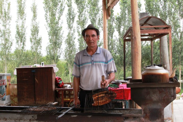 Местные жители готовят рыбу на углях. Особо ее не маринуют, а лишь посыпают солью и специями. ©Владимир Прокопенко
