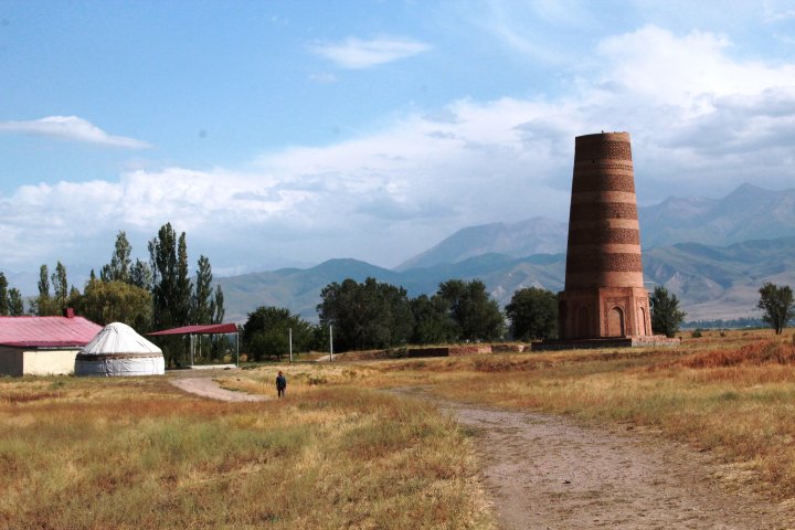 Другим историческим местом, которые посетили участники экспедиции в Кыргызстане, стала башня Бурана. Ее постройка датируется X-XI веками, эпоха Караханидов. Первоначальная высота башни была более 40 метров, однако ее верхняя часть была сброшена землетрясением. Сейчас высота башни составляет 21,7 метра. 
©Владимир Прокопенко