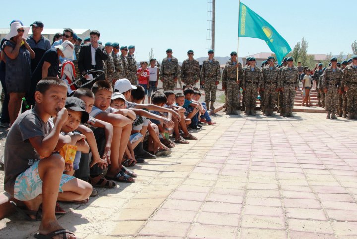 Торжественное мероприятие на станции "Достык" по случаю погрузки на железнодорожную платформу вооружения, военной техники и личного состава подразделений Аэромобильных войск для участия в учениях.
©Владимир Прокопенко