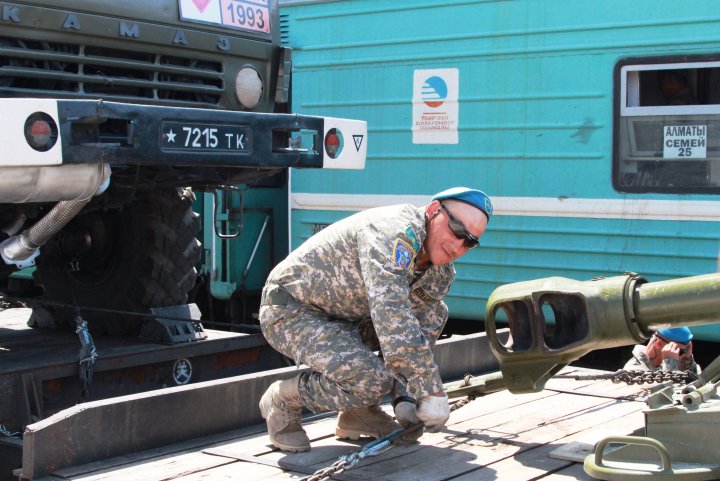 Военнослужащий укрепляет гаубицу для транспортировки.
©Владимир Прокопенко