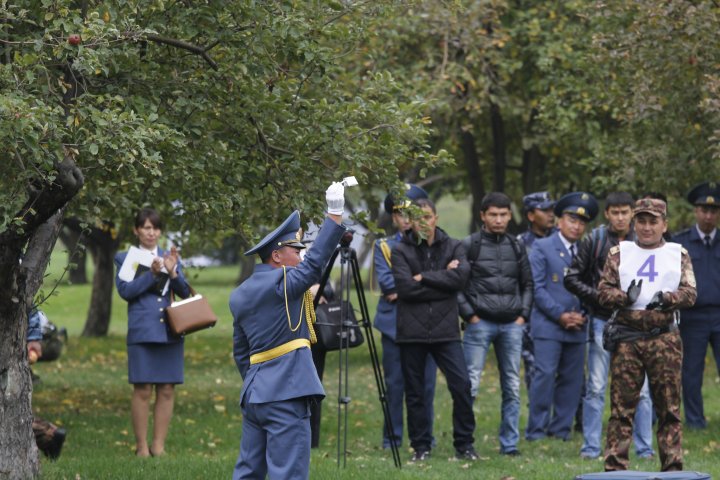 Чемодан вскрывают и из него извлекают маркер. ©Дмитрий Хегай