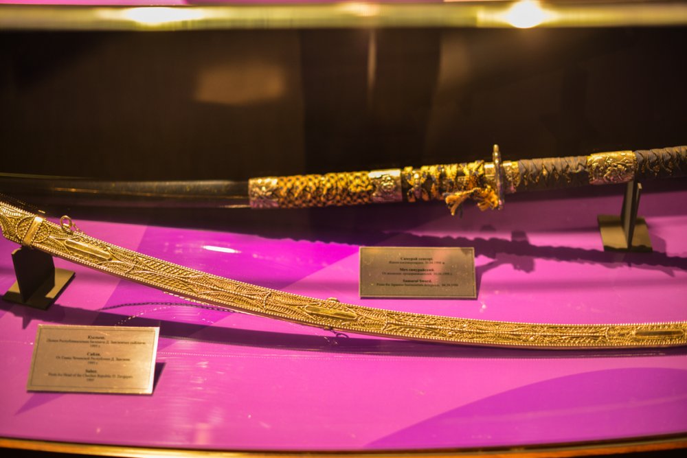 Среди подарков немало и холодного оружия. Например, самурайский меч и сабля. Фото Турар Казангапов ©