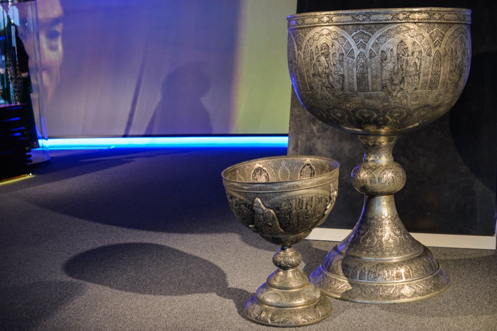 Подарок из Ирана. Этим серебряным вазам более 100 лет, высота большой вазы около 180 сантиметров. Фото Турар Казангапов ©