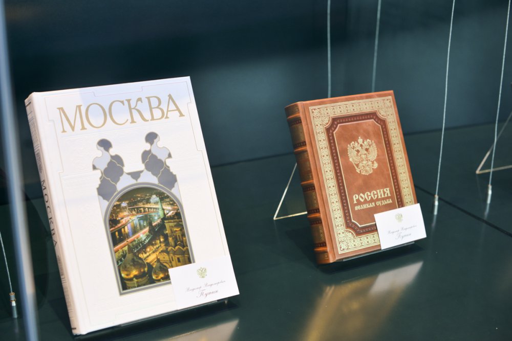 Книги, подаренные Владимиром Путиным. Фото Турар Казангапов ©
