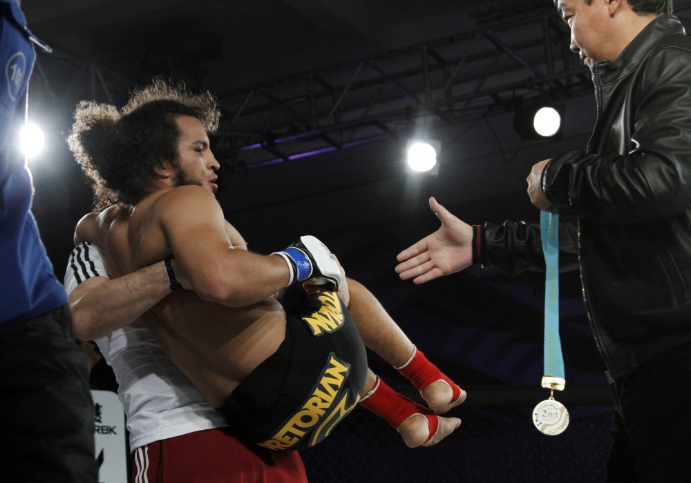 В ходе боя бразилец Пауло "Эрмауо" Радриго Дэсоузо получил травму и с ринга его вынес тренер. ©Владимир Прокопенко