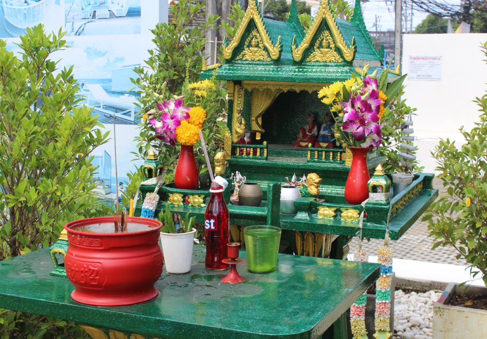 Это домик для духов, которые охраняют покой живущих и работающих в зданиях и домах людей. Тайцы верят в духов и считают, что у каждого есть духи-хранители. 