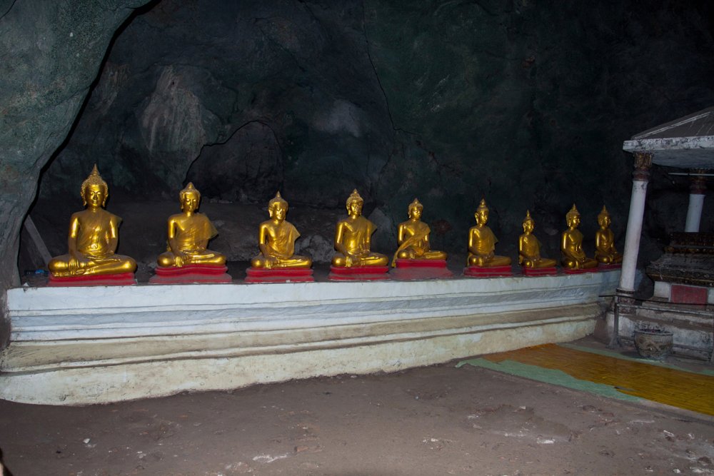 Когда попадаешь в храм, расположенный в пещере, становится на душе спокойно и легко.
