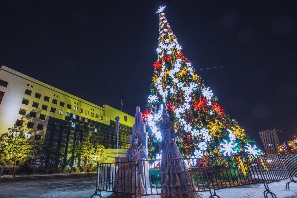 Фото Турар Казангапов ©  Новогодняя елка у здания столичного акимата. 