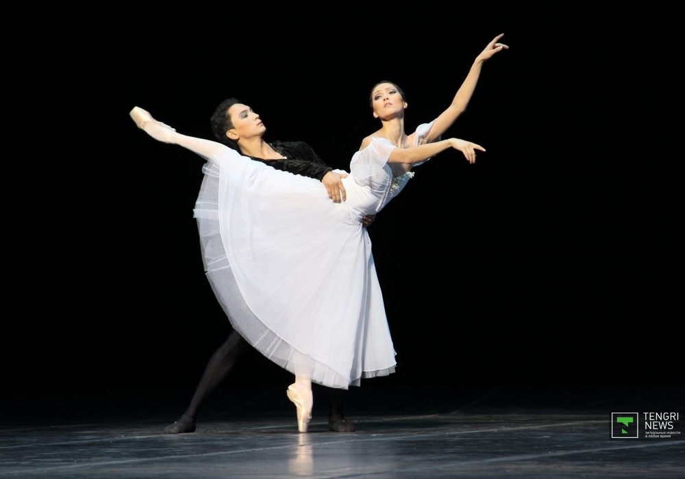 Отрывок из балета "Жизель" в исполнении Досжана Табылды и Гаухар Усиной. ©Айжан Тугельбаева