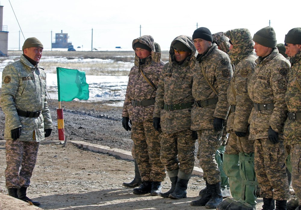 В середине марте в Аягозе из 48 механиков-водителей, наводчиков и командиров сформируют четыре экипажа...